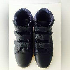 Mini Boden baseball boots Navy leather with blue camo accents Velcro closure 39